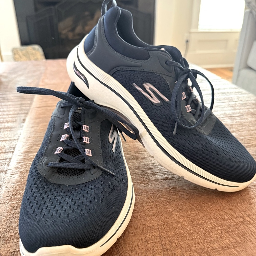 Skechers Navy Go Walk Arch fit 2.0 Balin 125314W size 11 WIDE